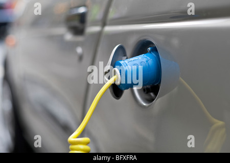 Un elettrico veicolo motorizzato al vano di ricarica / electrobay, London, Regno Unito Foto Stock