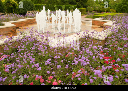 Fontana nel giardino del cerchio, Chicago Botanic Garden, Chicago, Illinois, Stati Uniti d'America Foto Stock