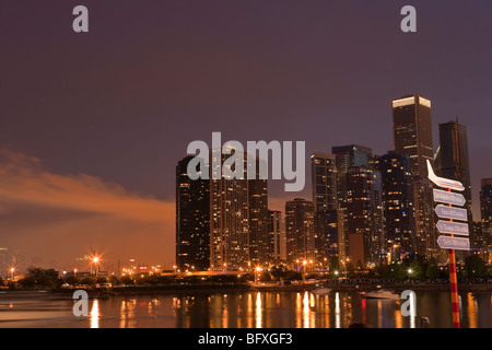 Vista della città al tramonto dal Navy Pier sul lago Michigan, Chicago, Illinois, Stati Uniti d'America Foto Stock