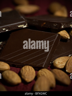 Pezzi di cioccolato al latte con le mandorle. Foto Stock