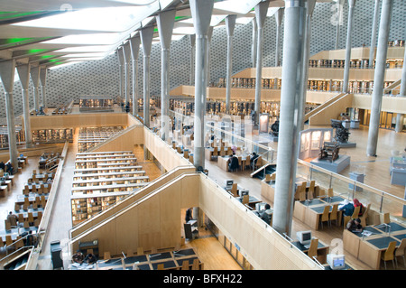 La Rotunda interiore della Bibliotheca Alexandrina libreria, un centro culturale e una delle più grandi biblioteche nel Medio Oriente, in Alessandria, Egitto. Foto Stock