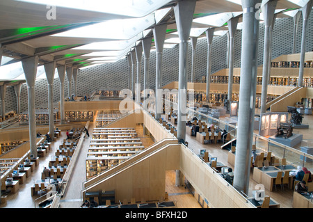 La Rotunda interiore della Bibliotheca Alexandrina libreria, un centro culturale e una delle più grandi biblioteche nel Medio Oriente, in Alessandria, Egitto. Foto Stock