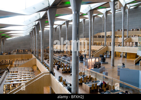 La Rotunda interiore della Bibliotheca Alexandrina libreria, un centro culturale e una delle più grandi biblioteche nel Medio Oriente, in Alessandria, Egitto. Foto Stock