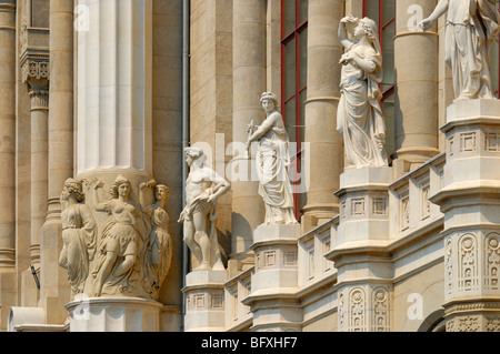 Budapest, Ungheria. Le statue sulla facciata della Vigado Concert Hall Foto Stock