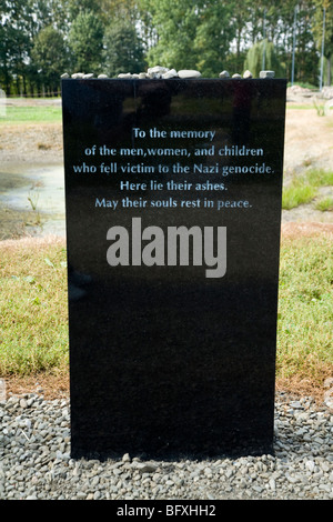 Lapide alle vittime dell'olocausto all'interno di Birkenau (Auschwitz II - Birkenau) nazista di morte nel campo di Oswiecim, Polonia. Foto Stock