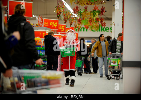 Babbo Natale la cattura di occasioni last minute a ASDA superstore in Brighton. Foto Jim Holden. Foto Stock