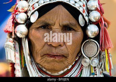 Ritratto di un vecchio Akha / Hani donna adottate nel nord est della Thailandia. Foto Stock