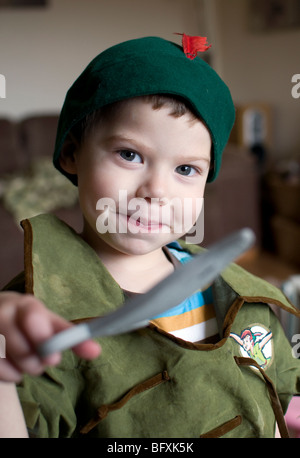 Peter Pan, un piccolo ragazzo che indossa un Peter Pan vestito Foto stock -  Alamy