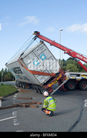 Autocarro ribaltata essendo salvato da un carrello di salvataggio nel Leicestershire, Inghilterra Foto Stock