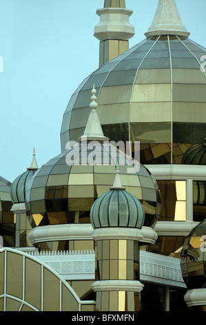 Cupole di vetro e minareti della Moschea trasparente di cristallo di vetro (2006-2008) o Masjid Kristal, Kuala Terengganu, Malesia Foto Stock