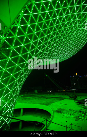 Spie in fase di test presso il padiglione che copre l'entrata principale per l'Expo di Shanghai.15-ott-2009 Foto Stock