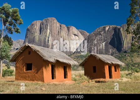 Case di fango nell'Andringitra Parco Nazionale, Highlands Centrali, Madagascar Foto Stock