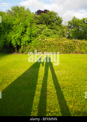 Ombra del giovane Holding Hands Foto Stock