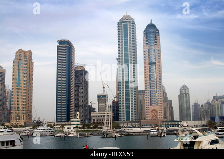 Dubai - grattacieli si affaccia sul mare. Edifici alti e si affaccia su uno dei porti turistici presso la città di Dubai... Tiro al crepuscolo. Foto Stock