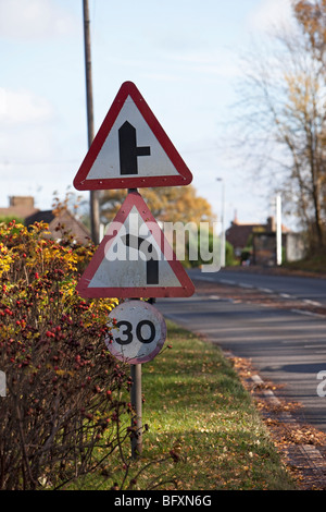 Indicazioni stradali svolta a destra curva a sinistra e 30mph Foto Stock