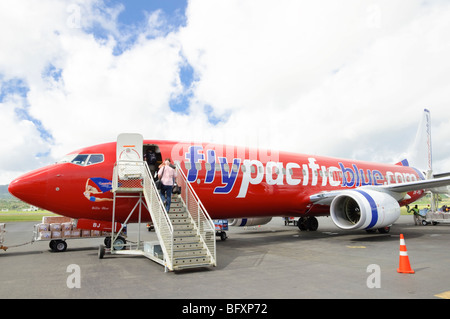 Virgin Australia Boeing 737 in corrispondenza di Bauerfield Aeroporto Internazionale di Port Vila, Vanuatu, South Pacific. Foto Stock