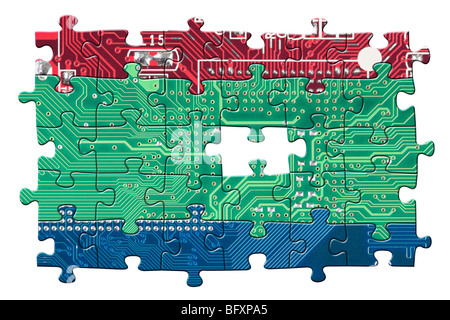 Colore scheda a circuito elettronico puzzle isolati su sfondo bianco Foto Stock