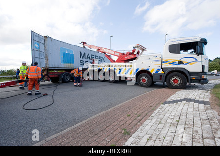 Autocarro ribaltata essendo salvato da un carrello di salvataggio nel Leicestershire, Inghilterra Foto Stock