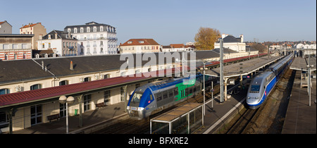 Un treno ad alta velocità in Vichy stazione ferroviaria (Allier - Auvergne - Francia). Il TGV Duplex en Gare SNCF de Vichy (Allier - Francia) Foto Stock