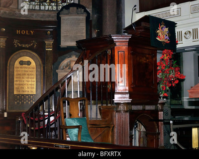 Pulpito di legno e Sanctuary Wesleys Chapel City Road Islington London Inghilterra Foto Stock