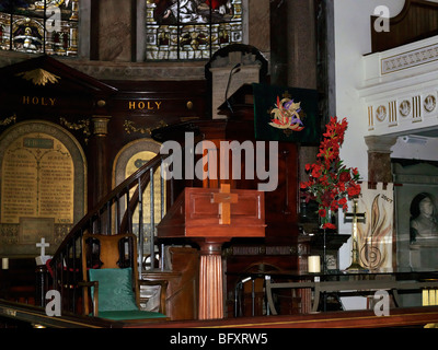 Pulpito di legno e Sanctuary Wesleys Chapel City Road Islington London Inghilterra Foto Stock