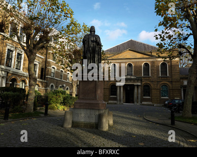 Statua di John Wesley all'ingresso della cappella di Courtyard Wesley City Road Londra Inghilterra Foto Stock