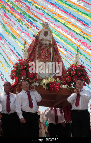 L effige della Virgen de Candelaria viene portata in processione attraverso le strade il quindicesimo agosto di ogni anno per la festa in suo onore Foto Stock