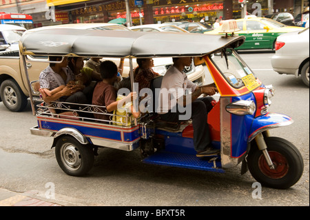 7 Passeggeri in tuk tuk a China Town, Bangkok, Thailandia Foto Stock