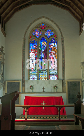 Le vetrate colorate e l'altare della Chiesa di tutti i santi a Woodton, Norfolk, Regno Unito. Foto Stock