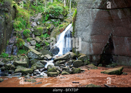 Cascata come l'Iva masterizzare entra nel masterizzare o' camera IVA vicino a Ballater, Aberdeenshire, Scotland, Regno Unito. Foto Stock