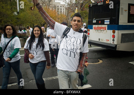 Gioventù cristiana marzo attraverso il Chelsea sul loro modo di Times Square per un " dio appartiene nella mia citta' rally. Foto Stock