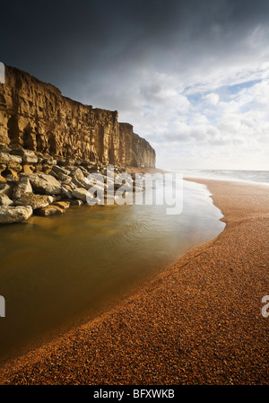 Il fiume sposa e Burton Cliff. Jurassic Coast Sito Patrimonio Mondiale. Il Dorset. In Inghilterra. Regno Unito. Foto Stock
