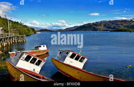 Vecchie barche da pesca a Puerto Eden, il Cile del sud Foto Stock