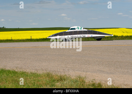 Auto solare sulla loro cross country gara sulla Trans Canada highway vicino a Calgary, Alberta, Canada nel 2007 Foto Stock