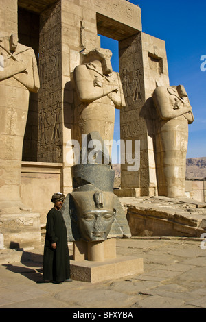 Uomo egiziano al Ramesseum, West Bank, Luxor, Egitto Foto Stock