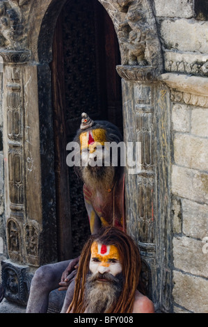 Due Sadhus o indù uomini santi, vicino al tempio di Pashupatinath a Kathmandu, Nepal. Foto Stock