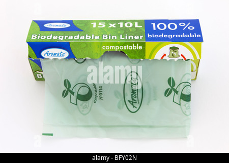 Biodegradabile dei rifiuti alimentari sacchi su un rotolo. Questi sono  fatti da un materiale termoplastico a base di amido derivati dal mais. I sacchetti  biodegradabili ad acqua, carbonio d Foto stock 