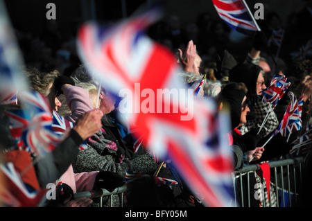 Le truppe britanniche di Homecoming accogliente folla a Warwick per il secondo battaglione Royal Fusiliers Foto Stock