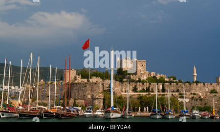 Il Castello dei Crociati di San Pietro e dalla zona del porto a Bodrum in Turchia una volta conosciuta come Alicarnasso Foto Stock