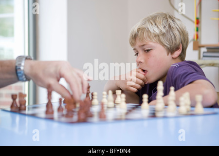 Ragazzo giocando a scacchi Foto Stock