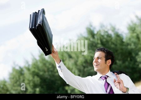 L'uomo centrifughe valigetta Foto Stock