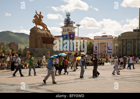 Sukhbaatar Square si trova nel cuore di Ulaan Baatar capitale nazionale e la più grande città della Mongolia Asia Foto Stock