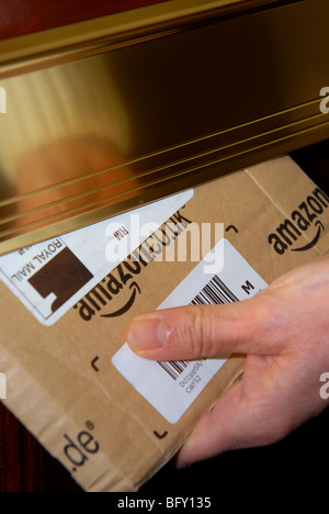 Generic colpo di un pacco di Amazon essendo ricevuti per illustrare internet shopping online Foto Stock