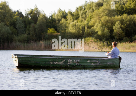 Uomo di pesca in canotto Foto Stock