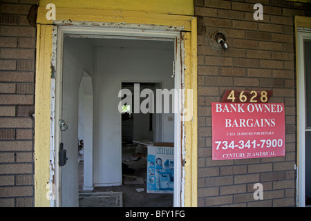 Detroit, Michigan - un vuoto e domestica non protetta di proprietà di una banca. Foto Stock