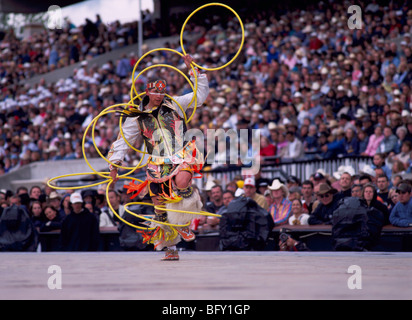 Native American Indian Hoop Dancer eseguendo Hoop Dance, Calgary Stampede Rodeo, Calgary, Alberta, Canada Foto Stock