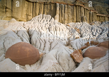 Dettaglio di mudstones eroso e "cannon ball' concrezioni, Parco nazionale Theodore Roosevelt, unità del Nord, il Dakota del Nord, STATI UNITI D'AMERICA Foto Stock