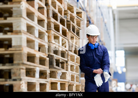 Workman in deposito Foto Stock