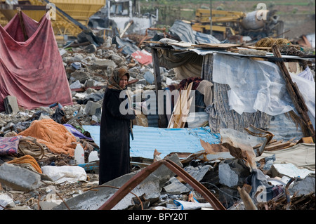 Una donna che sorge tra le macerie a Jabaliya, nel nord della Striscia di Gaza dopo la guerra di Israele nel gennaio 2009. Foto Stock