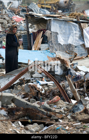 Una donna che sorge tra le macerie a Jabaliya, nel nord della Striscia di Gaza dopo il Gen 2009 guerra con Israele. Foto Stock